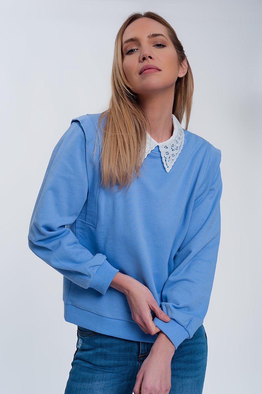 Sudadera estilo boyfriend con detalles llamativos en los hombros en color azul