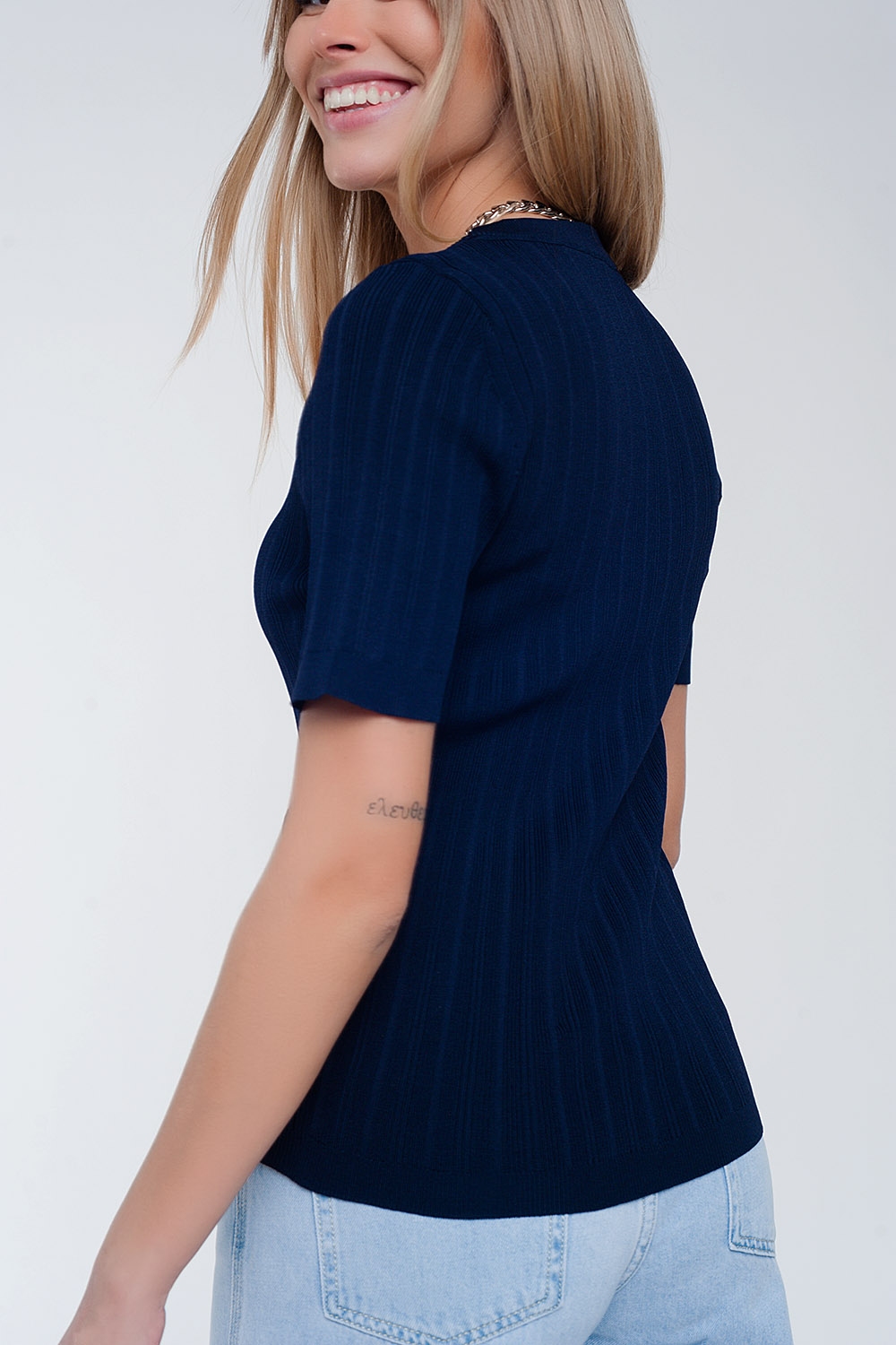 Jersey azul marino de manga corta con cuello ancho