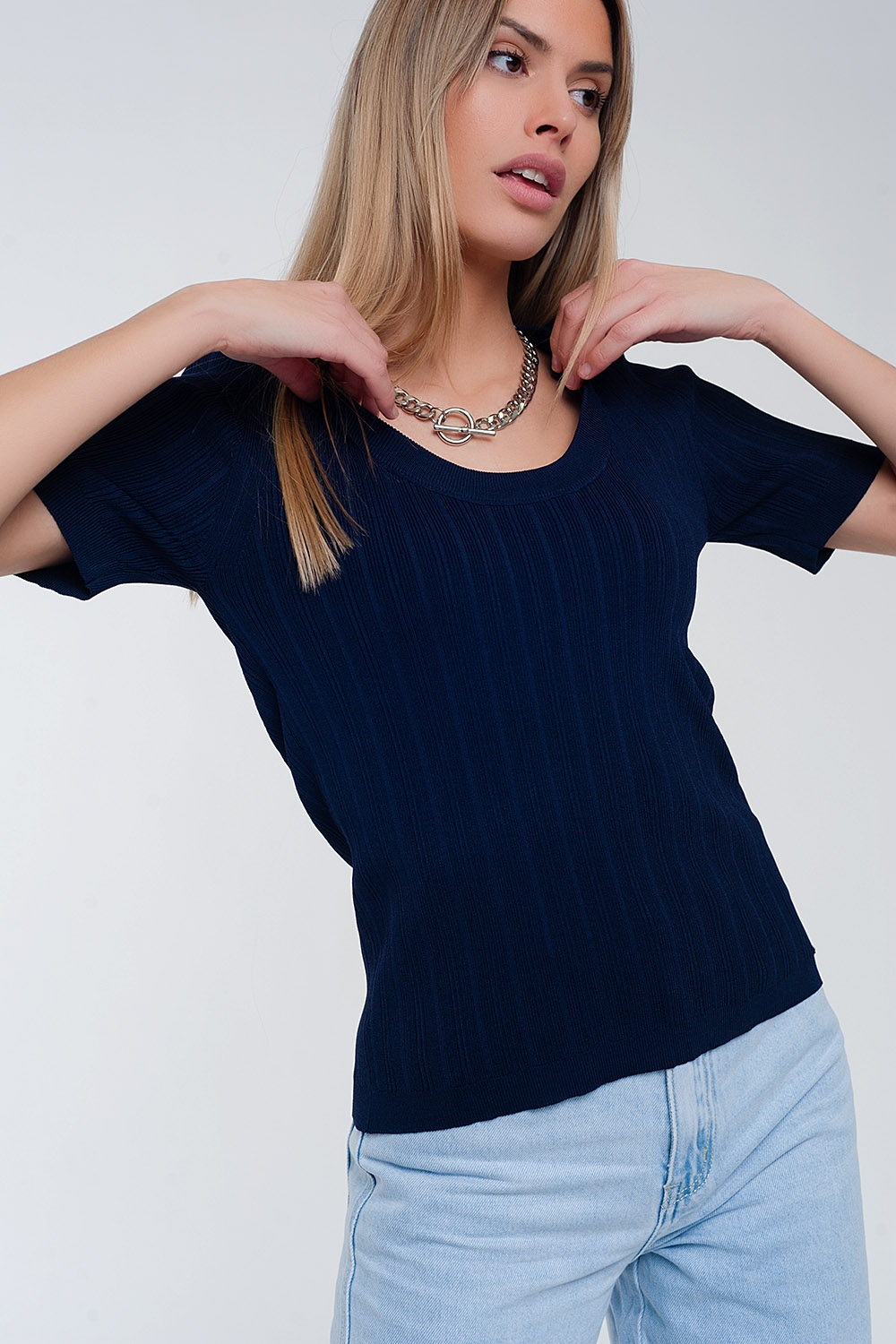 Jersey azul marino de manga corta con cuello ancho