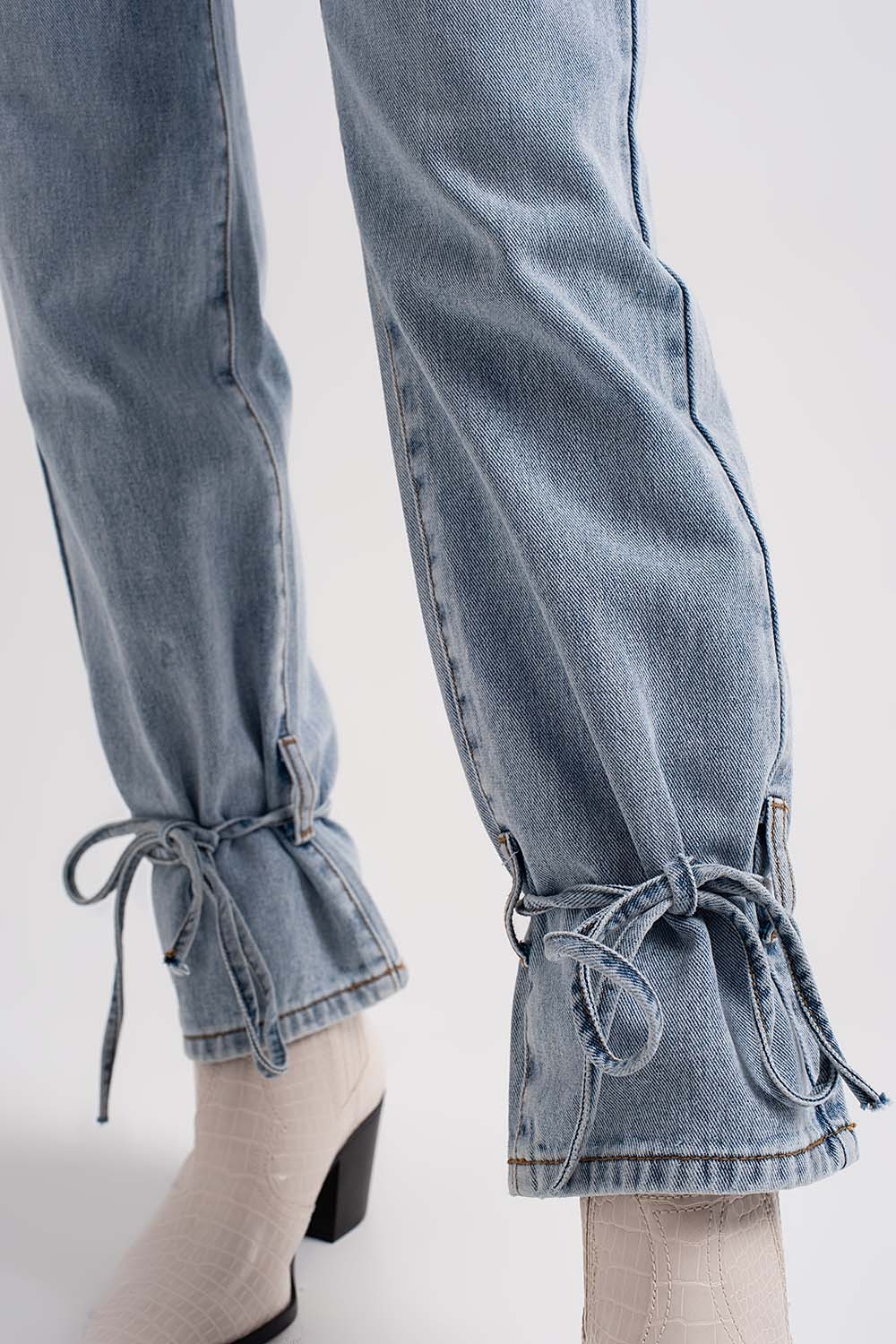 Vaqueros con detalle de lazada en el tobillo Vaqueros con detalle de lazada en el tobillo