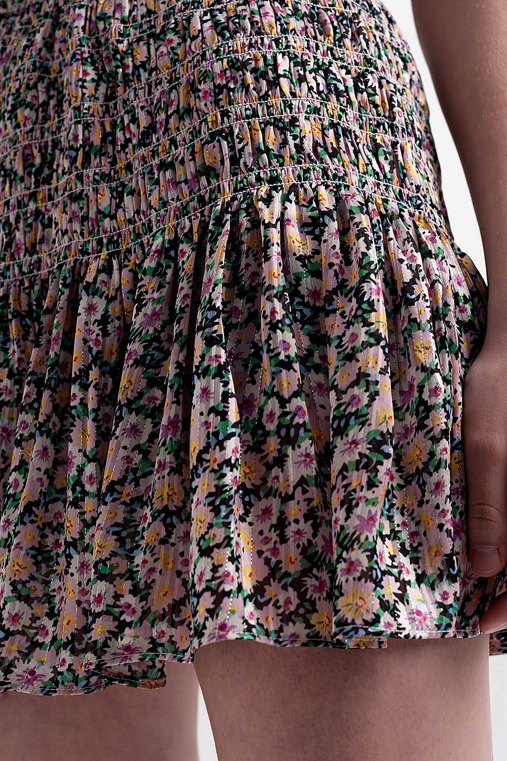Falda negra con estampado de florecitas y diseño fruncido Falda negra con estampado de florecitas y diseño fruncido