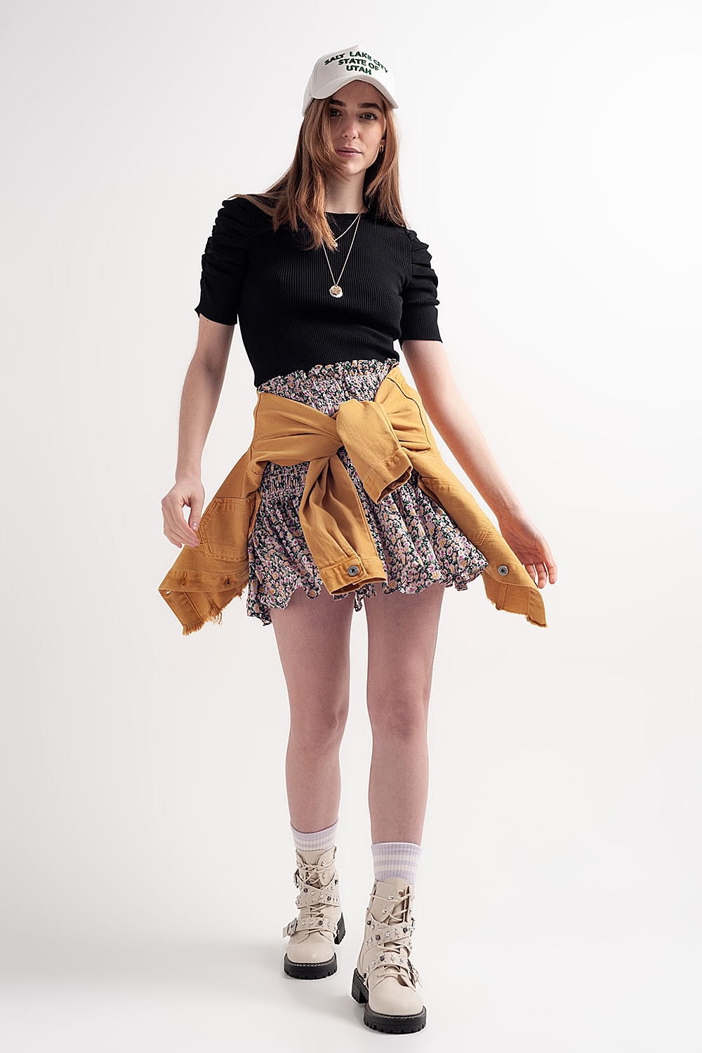 Falda negra con estampado de florecitas y diseño fruncido Falda negra con estampado de florecitas y diseño fruncido