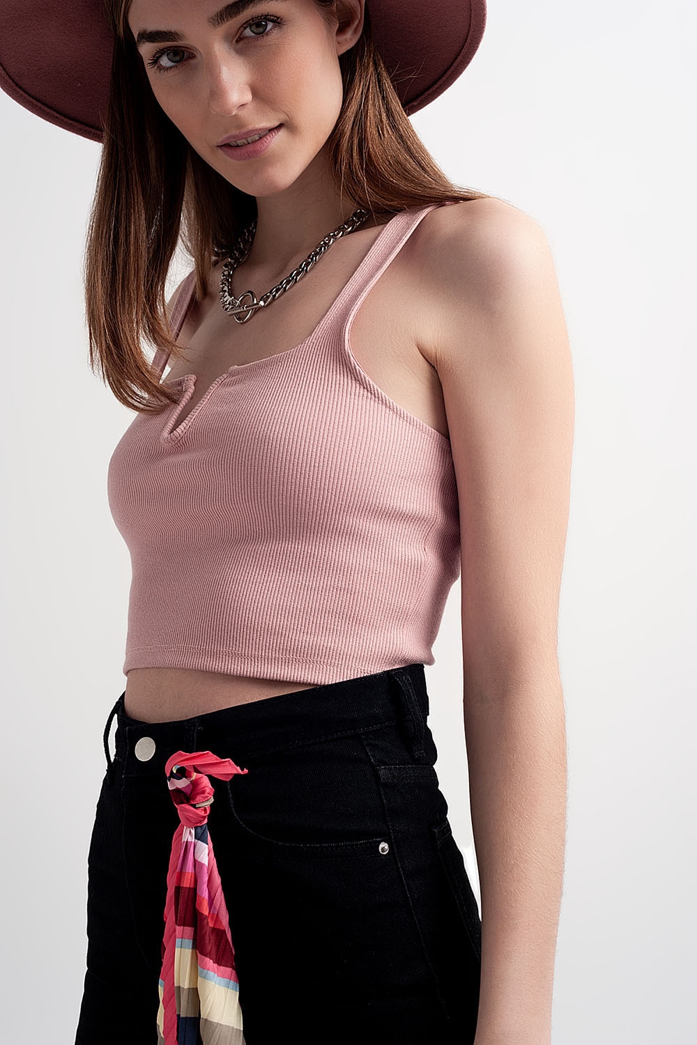 Top corto en color rosa maquillaje con escote cuadrado de canal&eacute;