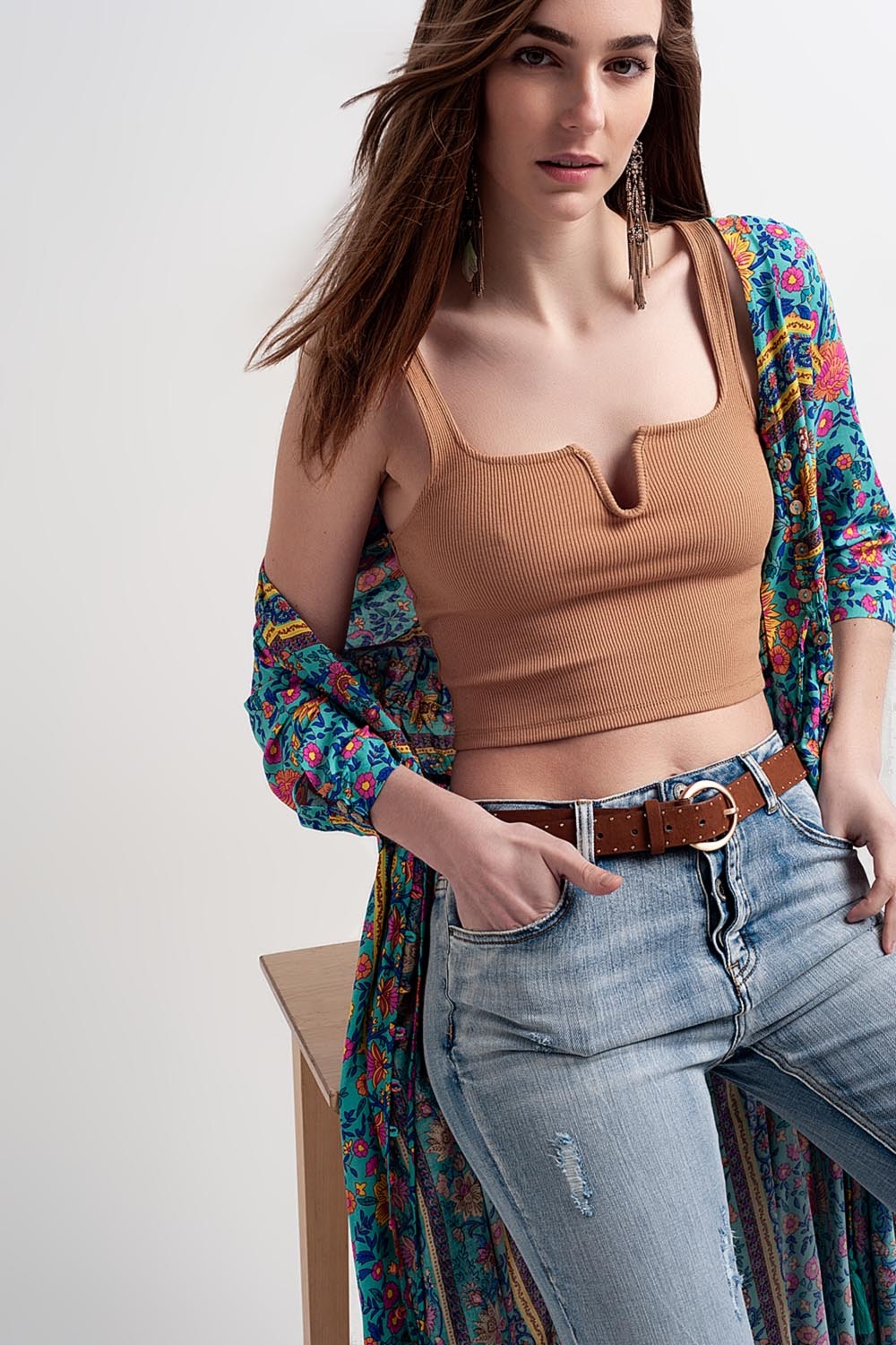 Top corto en color beige con escote cuadrado de canal&eacute;