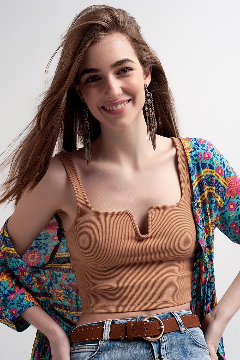 Top corto en color beige con escote cuadrado de canal&eacute;