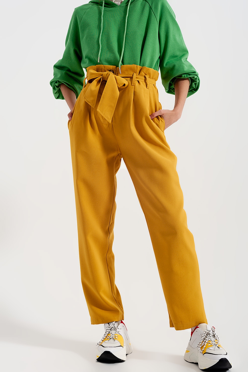 Pantalones paperbag con cinturón y tiro alto en amarillo Pantalones paperbag con cinturón y tiro alto en amarillo