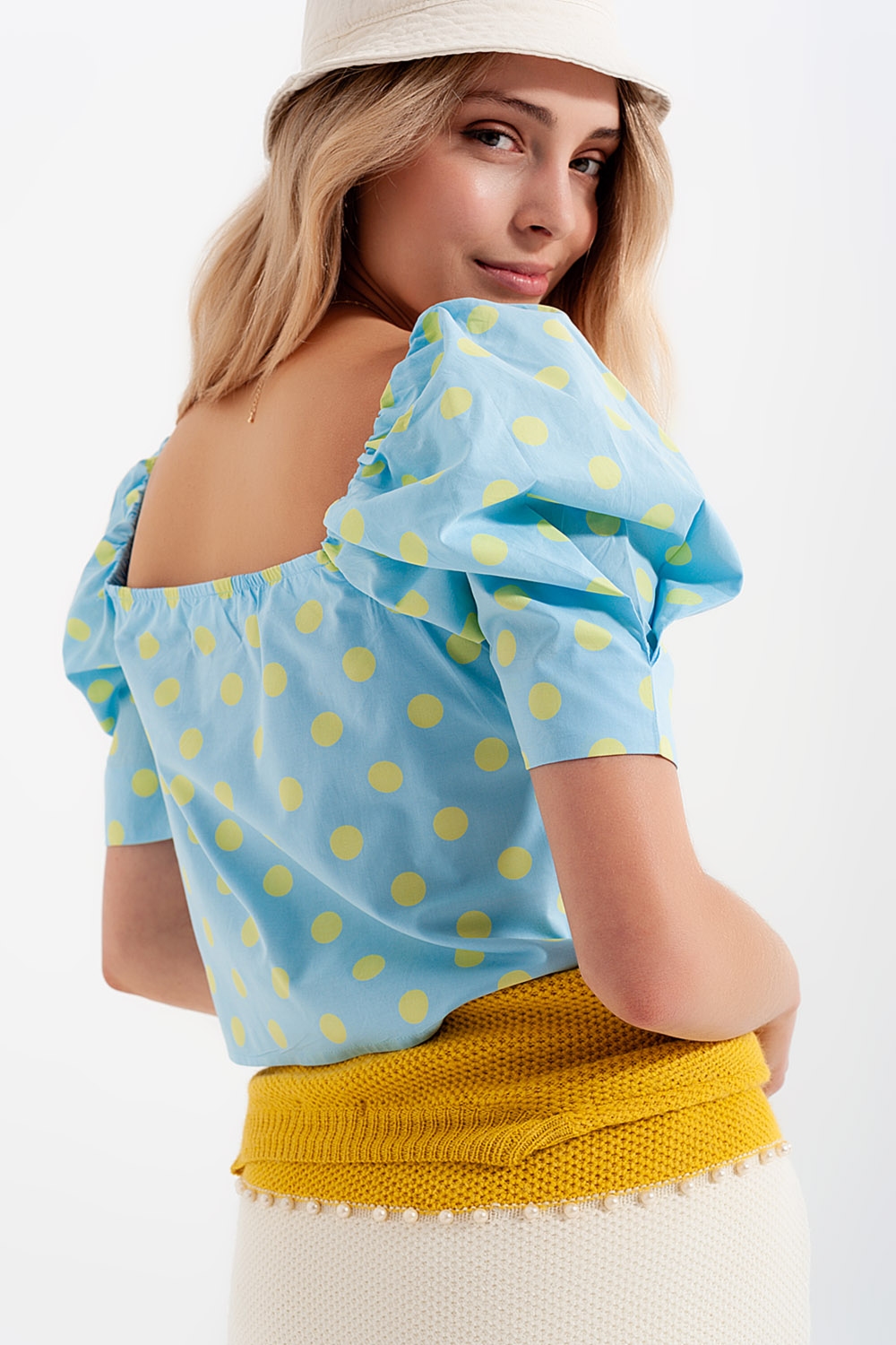 Top con escote cuadrado mangas abullonadas y estampado de lunares azul y verde Top con escote cuadrado mangas abullonadas y estampado de lunares azul y verde