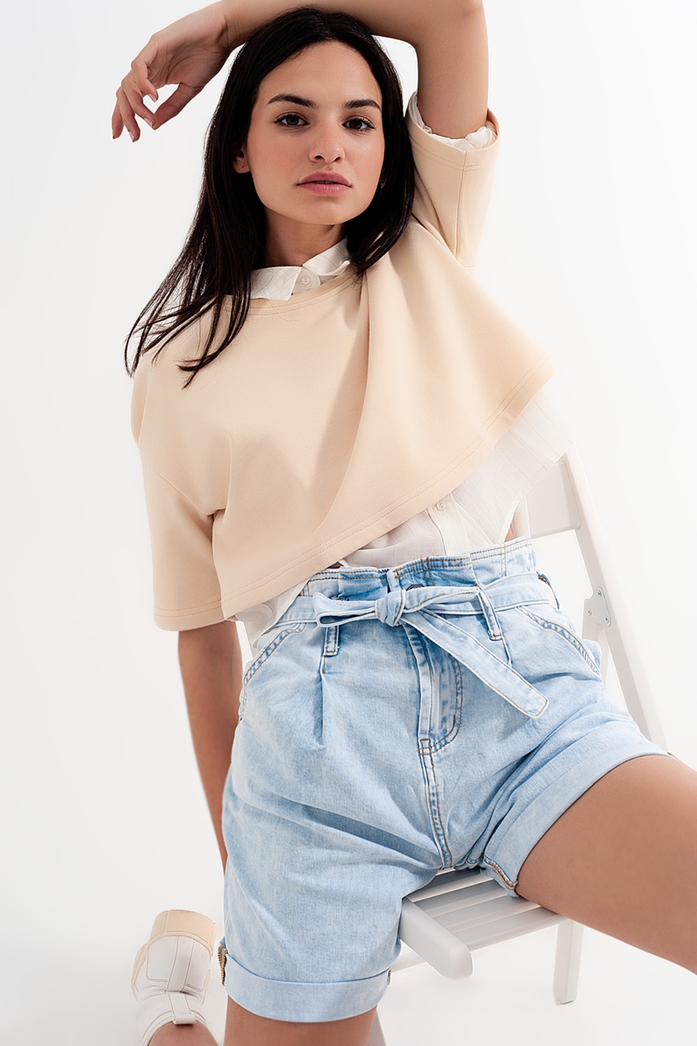 Shorts vaqueros con lavado azul claro y lazada en la cintura