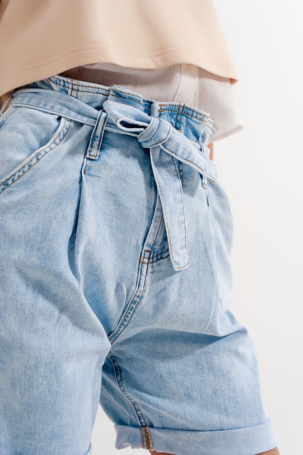 Shorts vaqueros con lavado azul claro y lazada en la cintura