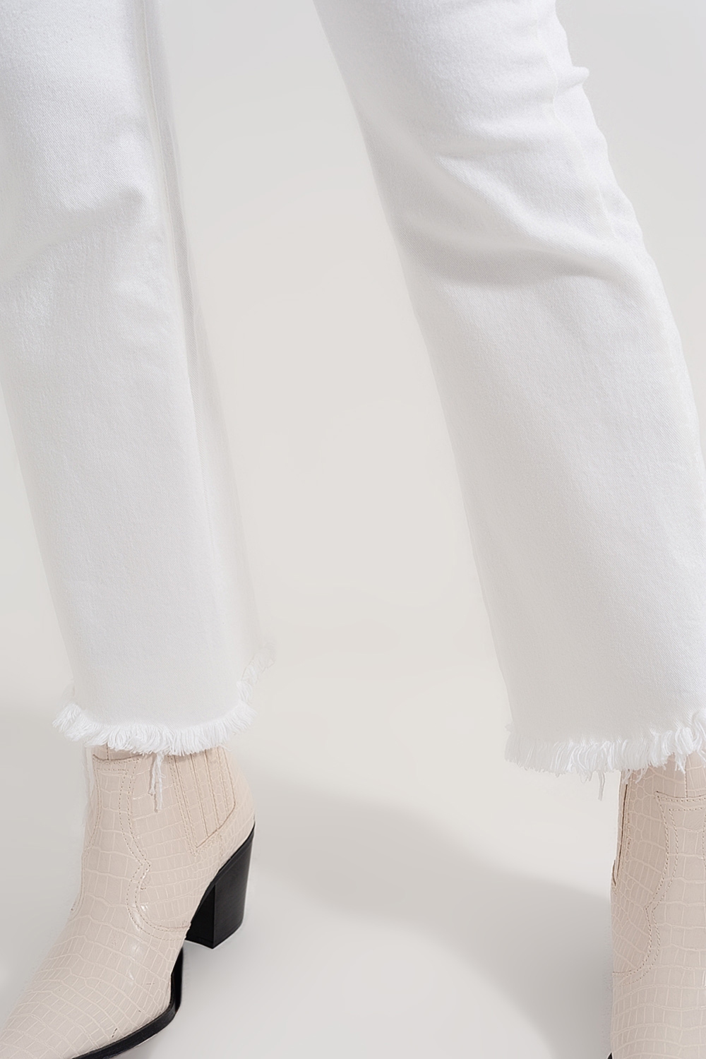 Pantalones rectos en blanco con tobillos anchos