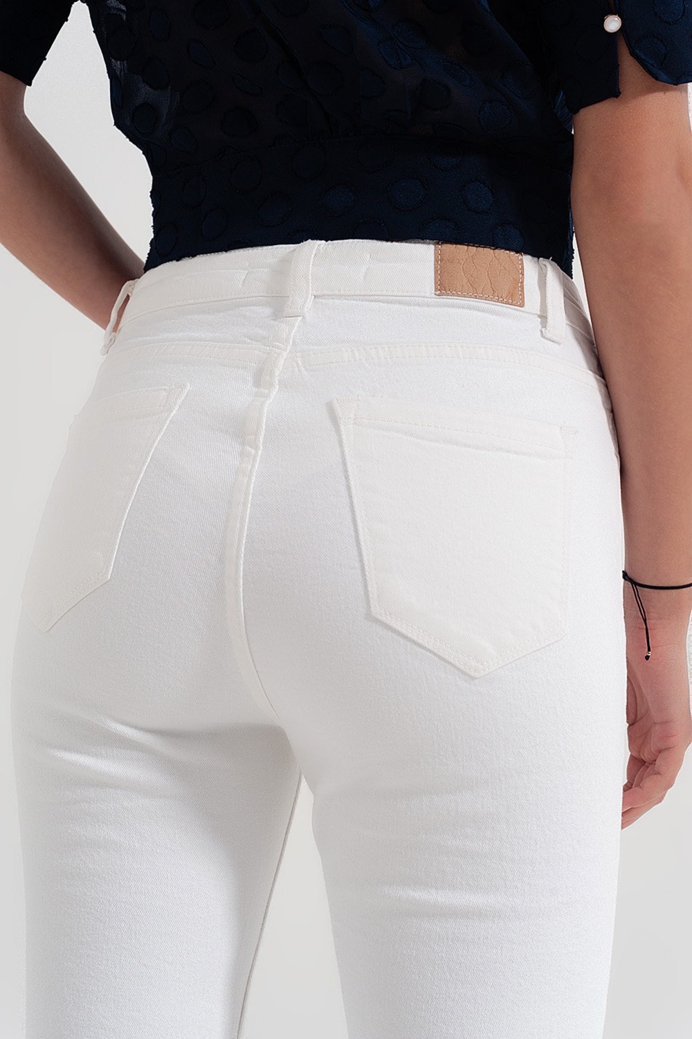 Pantalones rectos en blanco con tobillos anchos