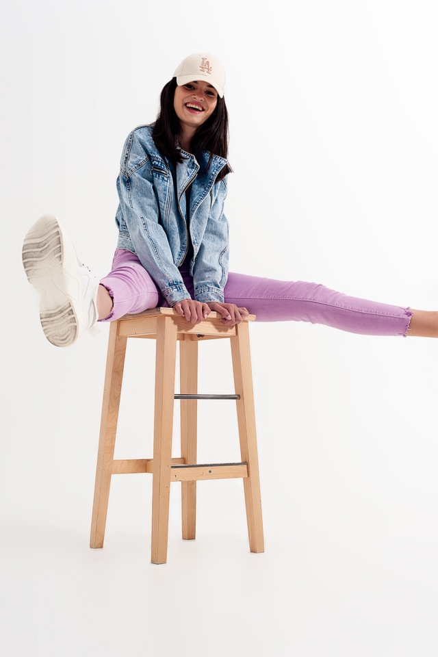 Jeans skinny lilla con fondo effetto invecchiato