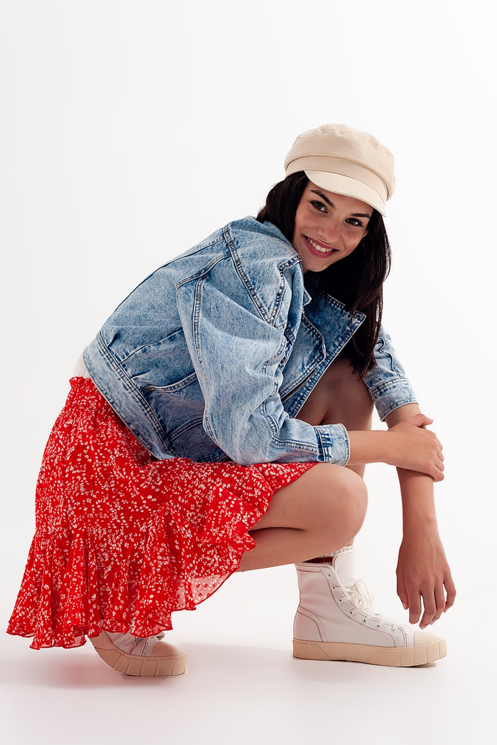 Minifalda roja con estampado floral y volantes