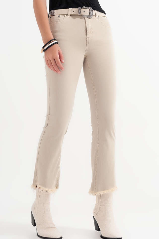 Pantalones rectos en beige con tobillos anchos