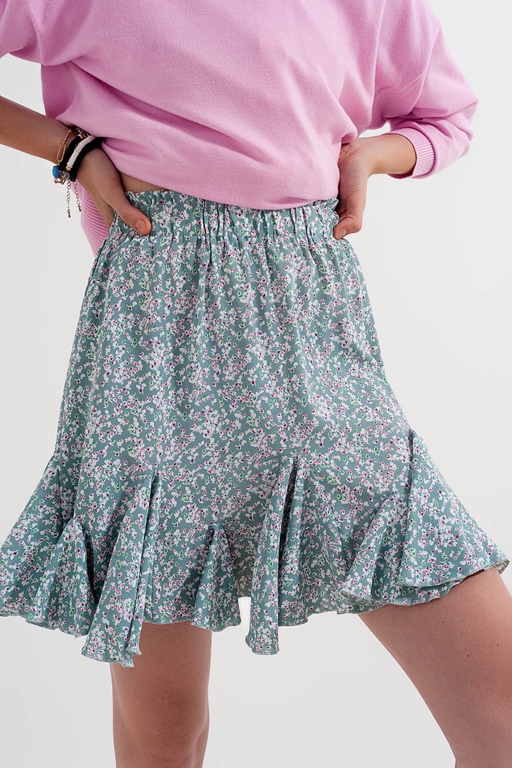 Minifalda verde con estampado floral y volantes Minifalda verde con estampado floral y volantes