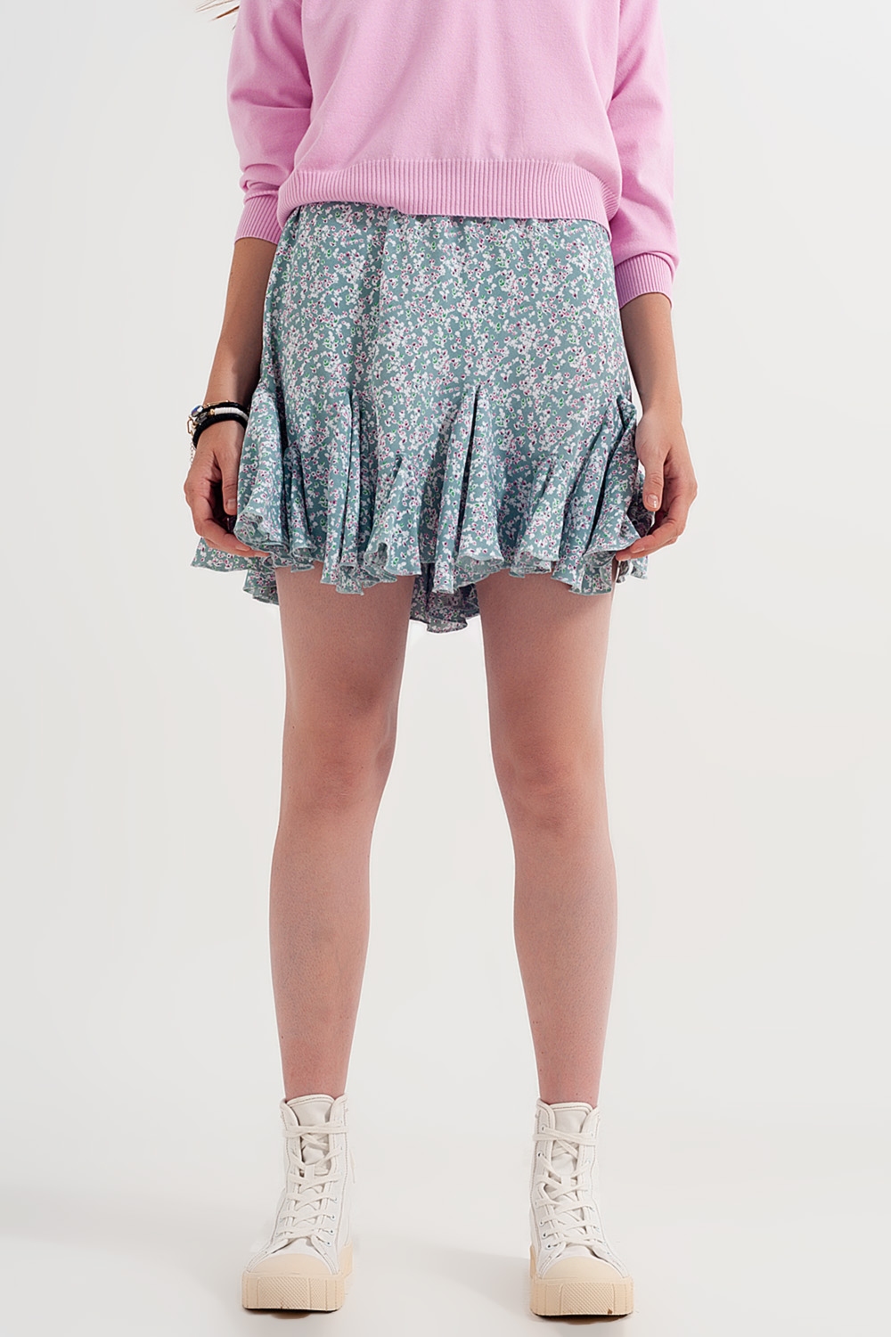 Minifalda verde con estampado floral y volantes Minifalda verde con estampado floral y volantes
