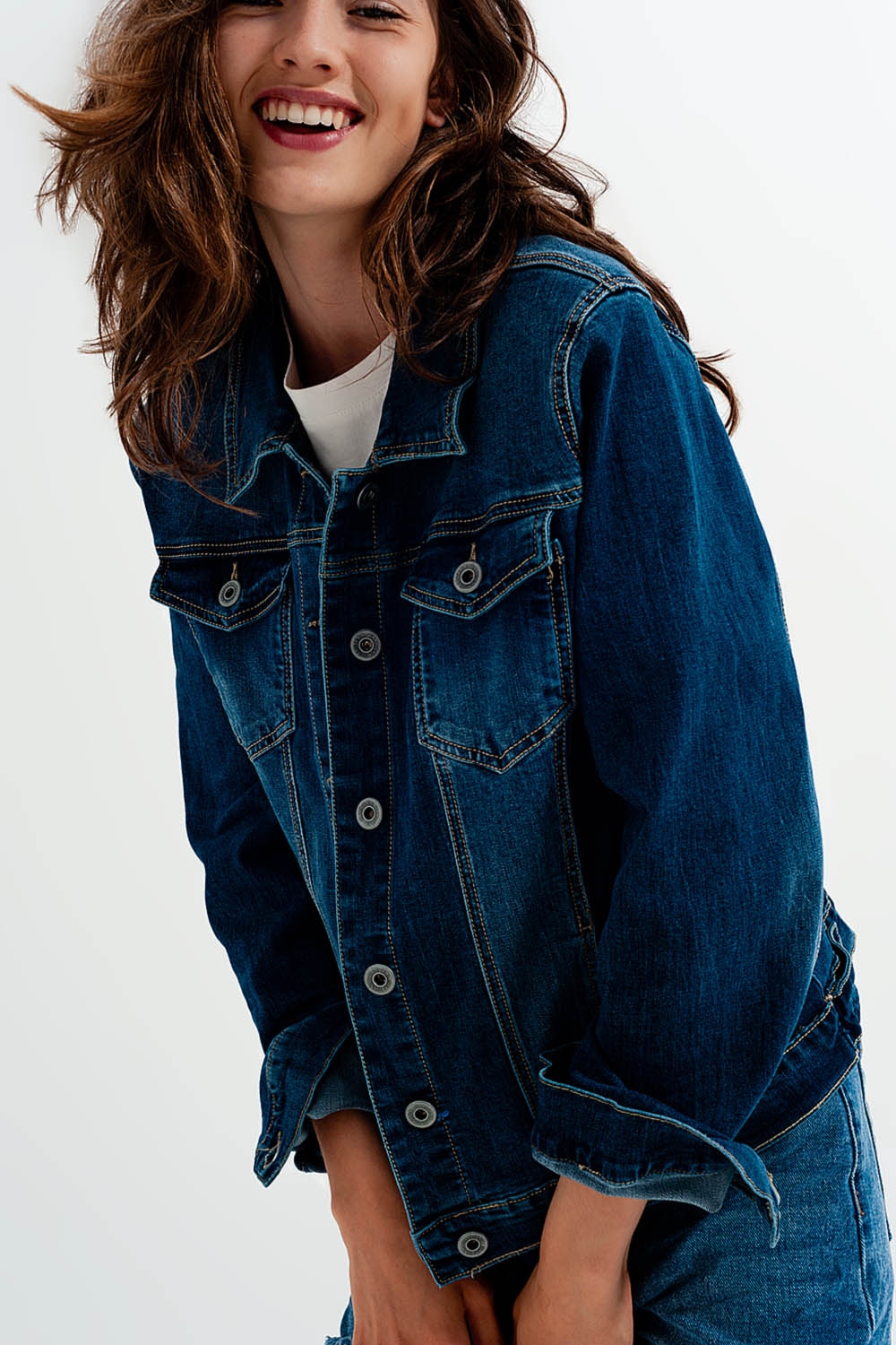 Chaqueta vaquera corta en azul con lavado oscuro Chaqueta vaquera corta en azul con lavado oscuro