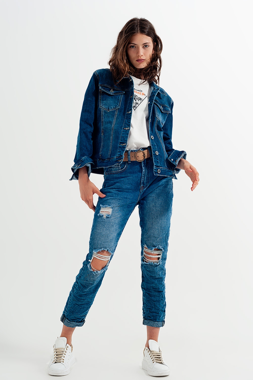 Chaqueta vaquera corta en azul con lavado oscuro Chaqueta vaquera corta en azul con lavado oscuro