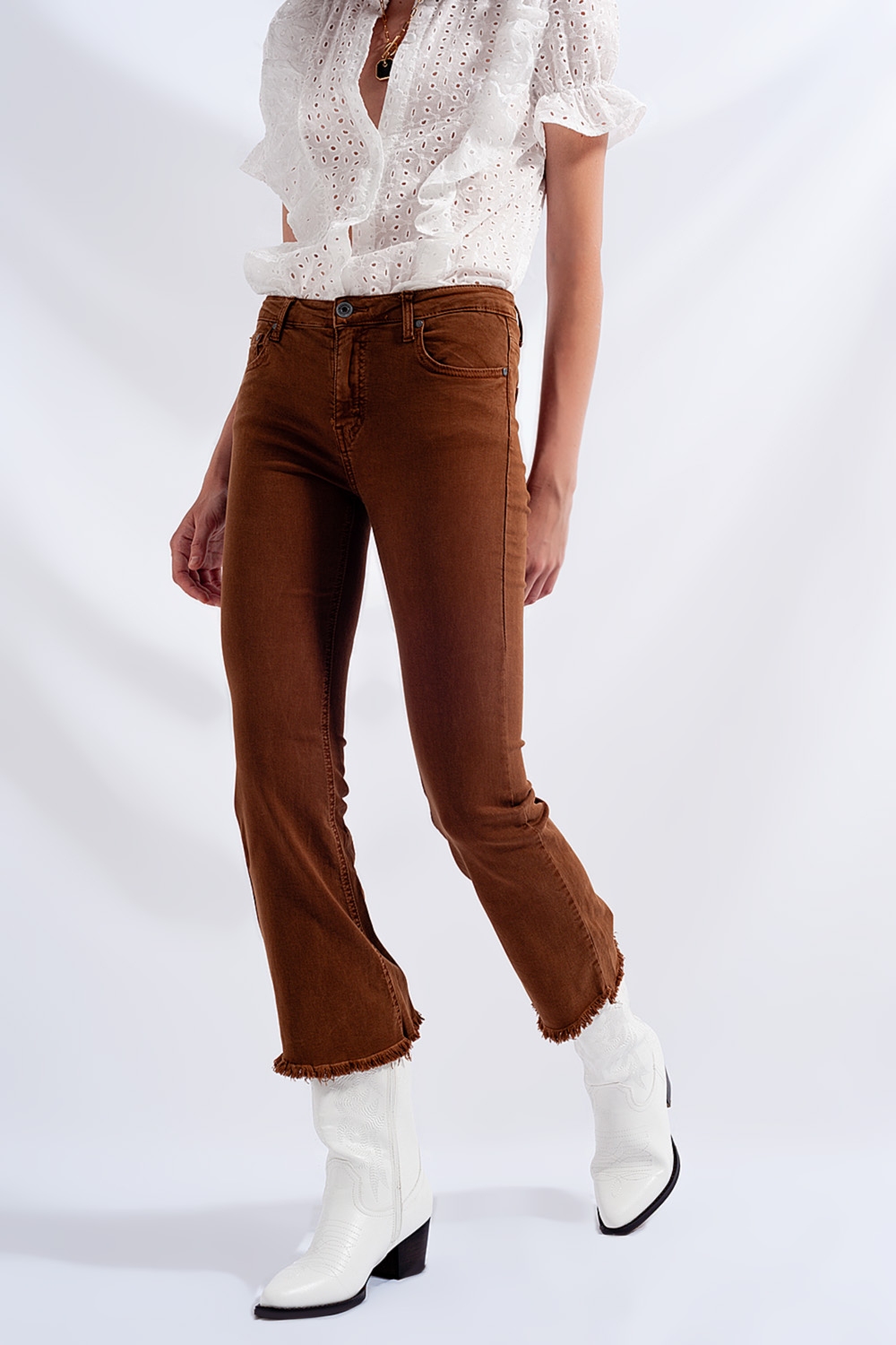 Jeans acampanados con dobladillo sin rematar en marrón Jeans acampanados con dobladillo sin rematar en marrón
