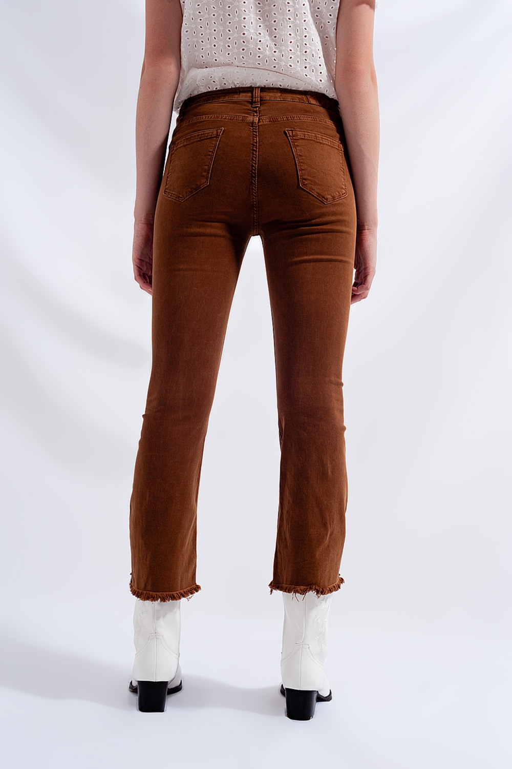 Jeans acampanados con dobladillo sin rematar en marrón Jeans acampanados con dobladillo sin rematar en marrón