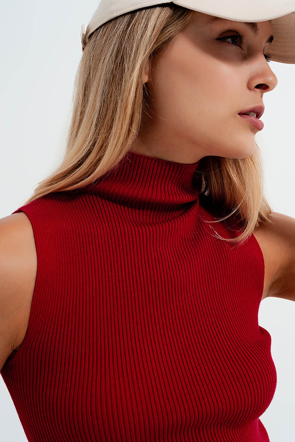 Top rojo de punto con cuello alto de punto Top rojo de punto con cuello alto de punto