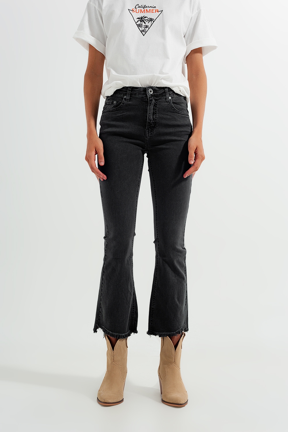 Pantalones en gris oscuro con tobillos anchos
