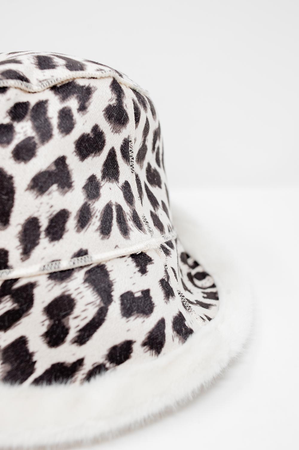 Sombrero de pescador con estampado de leopardo reversible color crema Sombrero de pescador con estampado de leopardo reversible color crema