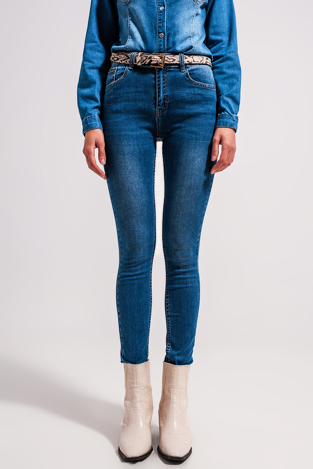 Vaqueros elásticos de corte pitillo y talle alto con lavado azul medio Vaqueros elásticos de corte pitillo y talle alto con lavado azul medio