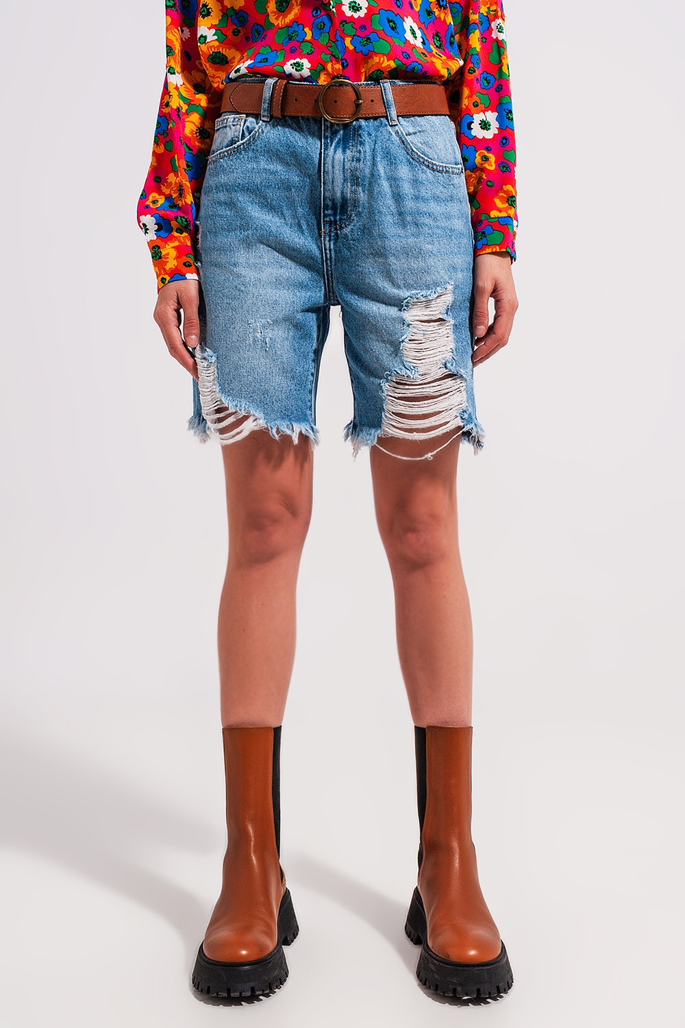 Shorts vaqueros azul claro con detalles deshilachados