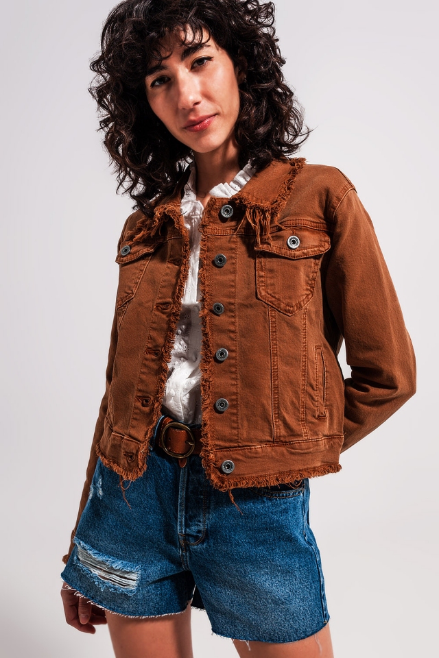 Chaqueta vaquera marron con bordes sin rematar