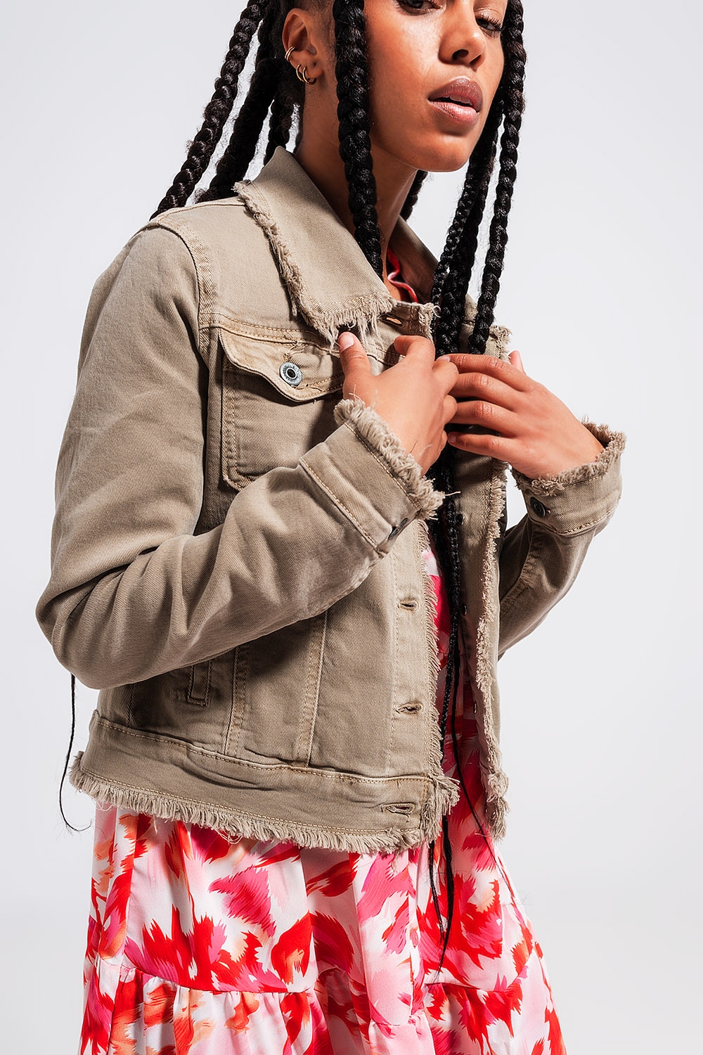 Chaqueta vaquera gris con bordes sin rematar Chaqueta vaquera gris con bordes sin rematar