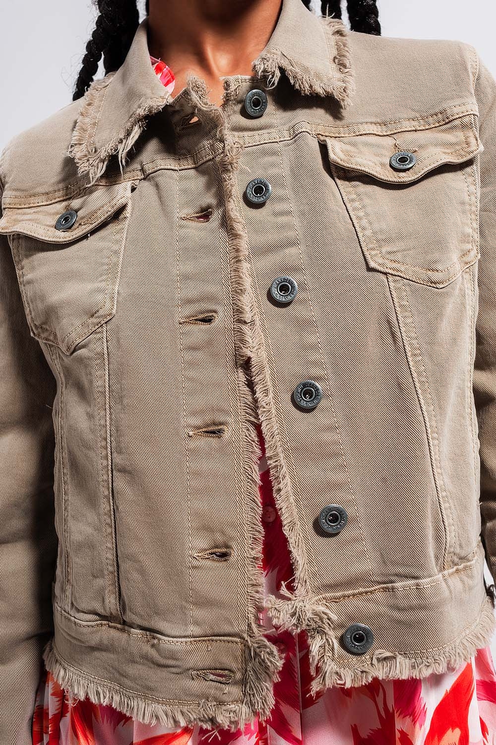 Chaqueta vaquera gris con bordes sin rematar Chaqueta vaquera gris con bordes sin rematar