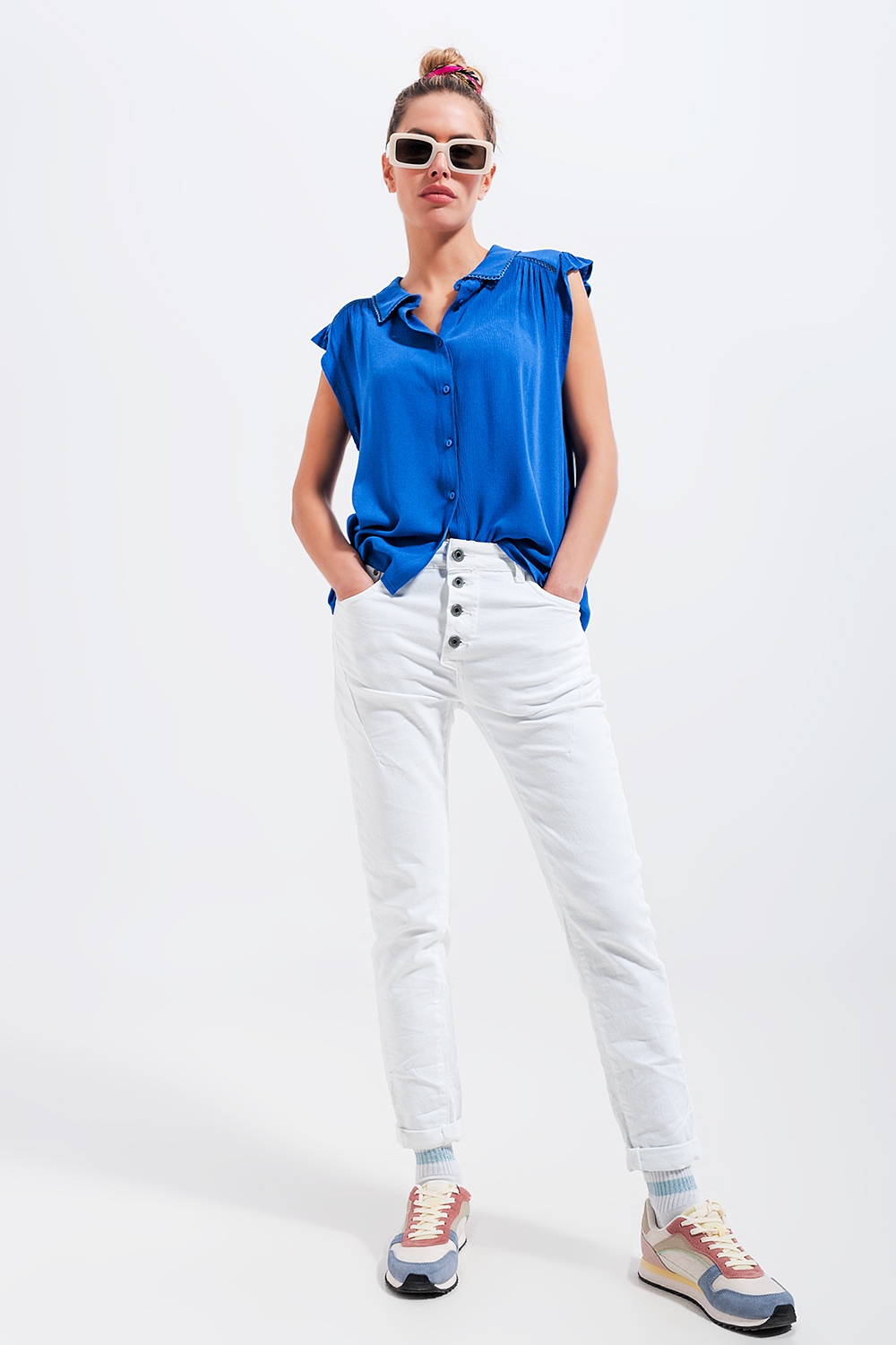 Blusa azul con mangas de volantes Blusa azul con mangas de volantes