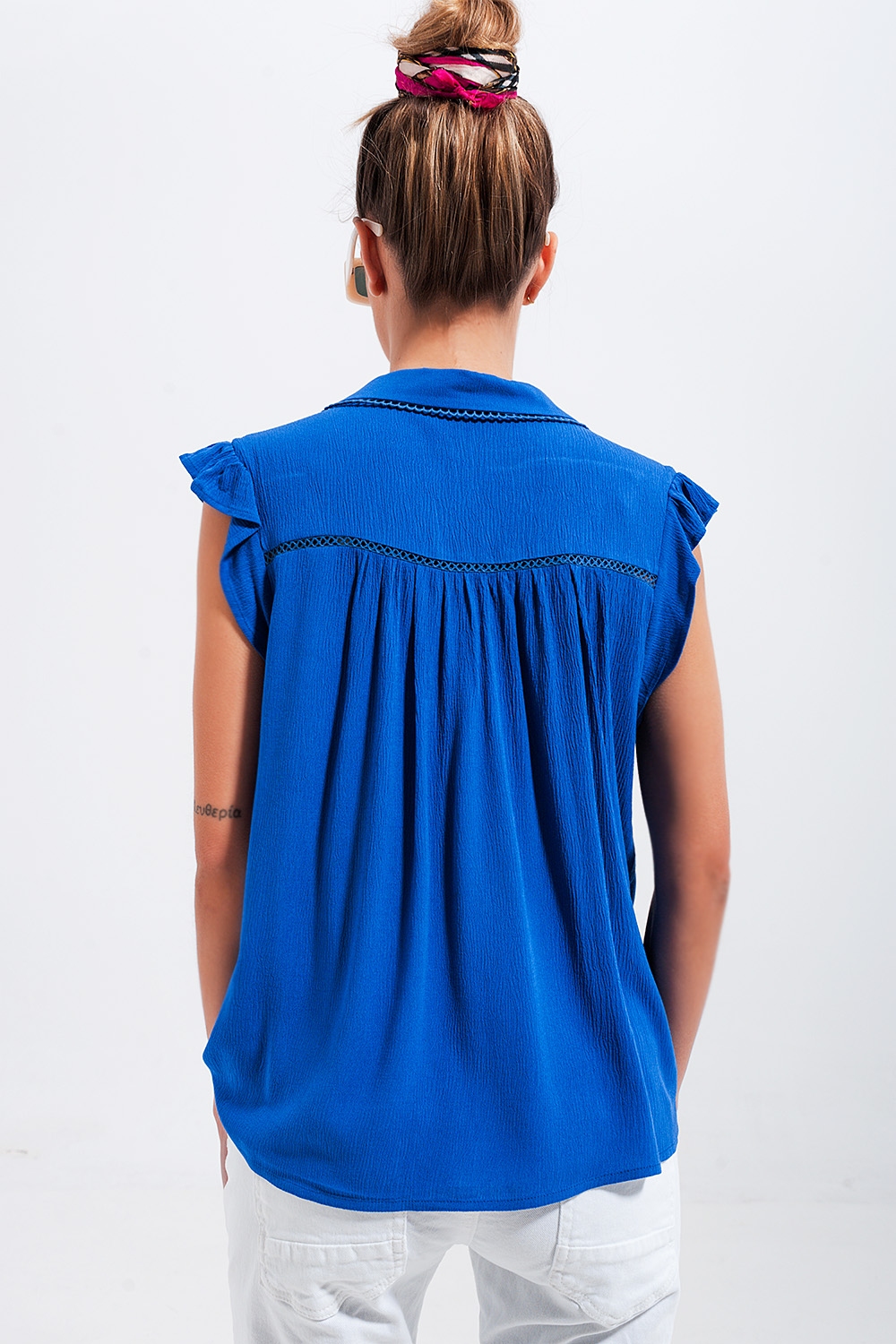 Blusa azul con mangas de volantes Blusa azul con mangas de volantes