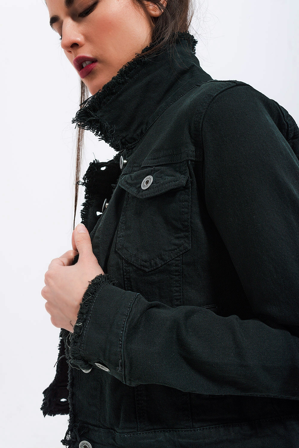 Chaqueta vaquera negra con bordes sin rematar Chaqueta vaquera negra con bordes sin rematar