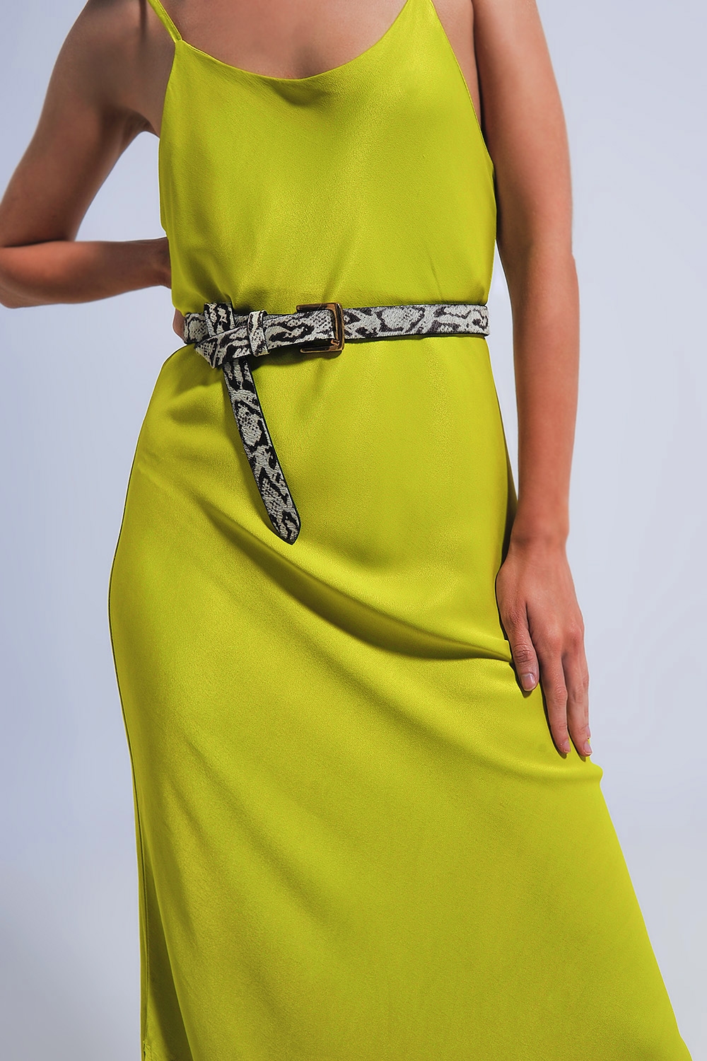 Vestido lencero midi verde de tirantes finos de satén Vestido lencero midi verde de tirantes finos de satén