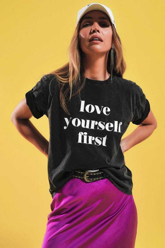 T-shirt nera con scritta