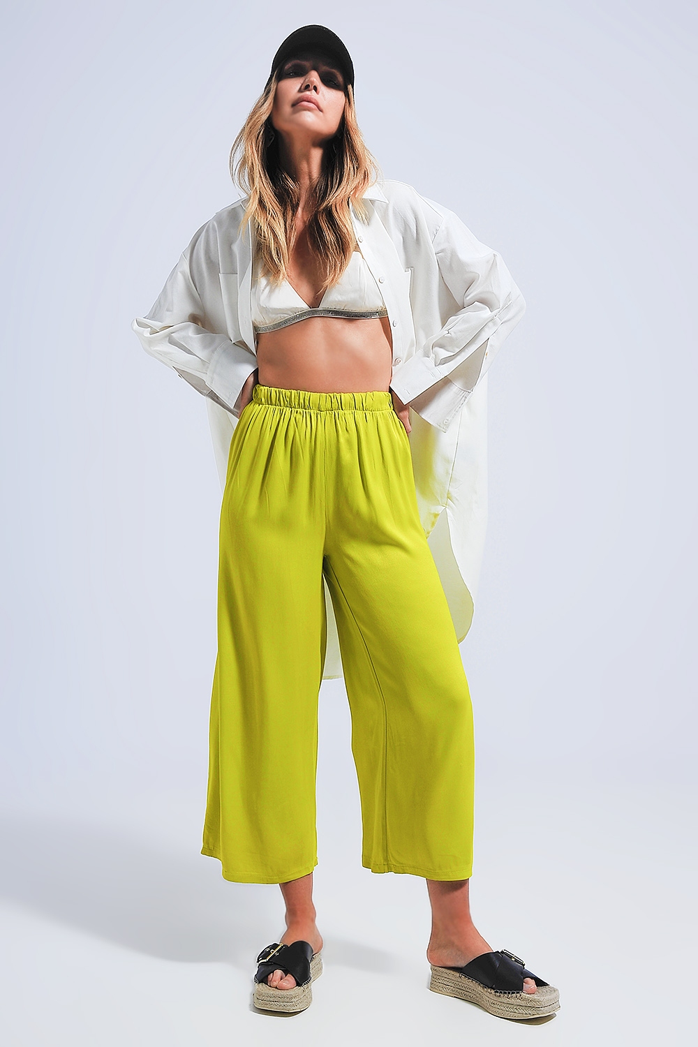 Pantalones verdes de pernera ancha de satén Pantalones verdes de pernera ancha de satén