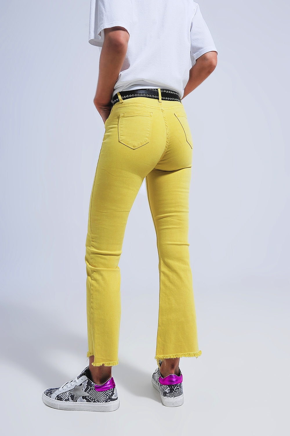 Pantalones rectos en amarillo con tobillos anchos