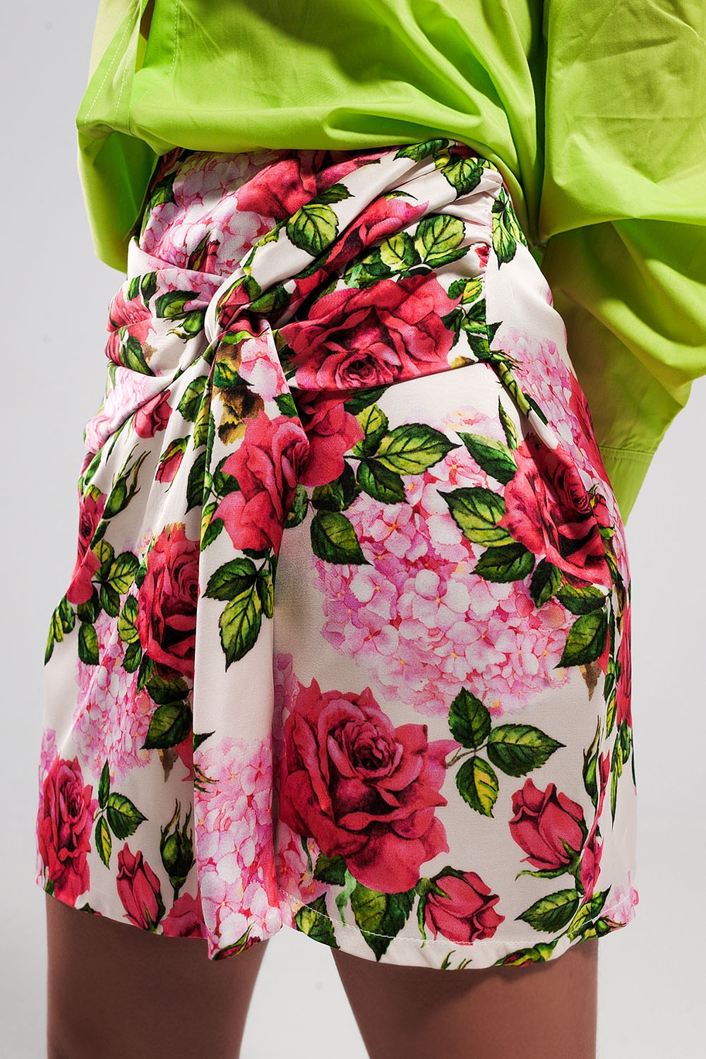 Mini Falda con estampado de rosas y nudo en la parte delantera