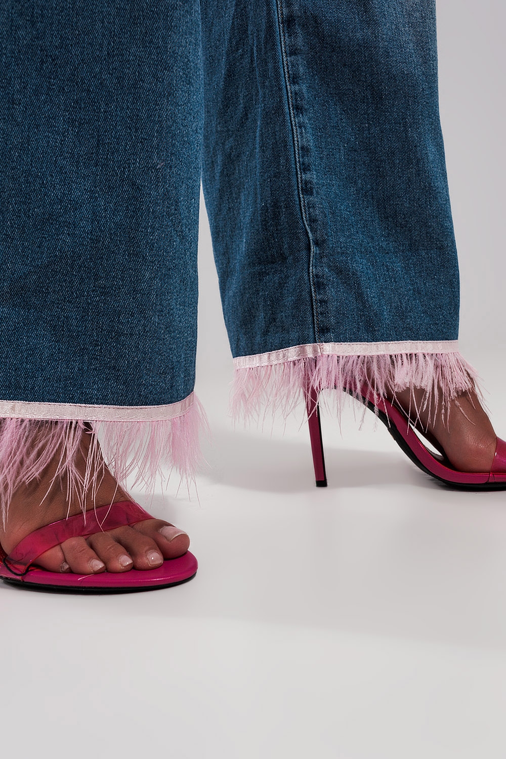Vaqueros de pernera recta con plumas sint&eacute;ticas en el bajo de color ROSA