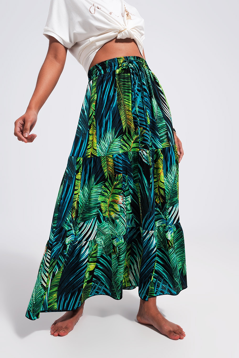 Falda larga verde escalonada con estampado tropical Falda larga verde escalonada con estampado tropical