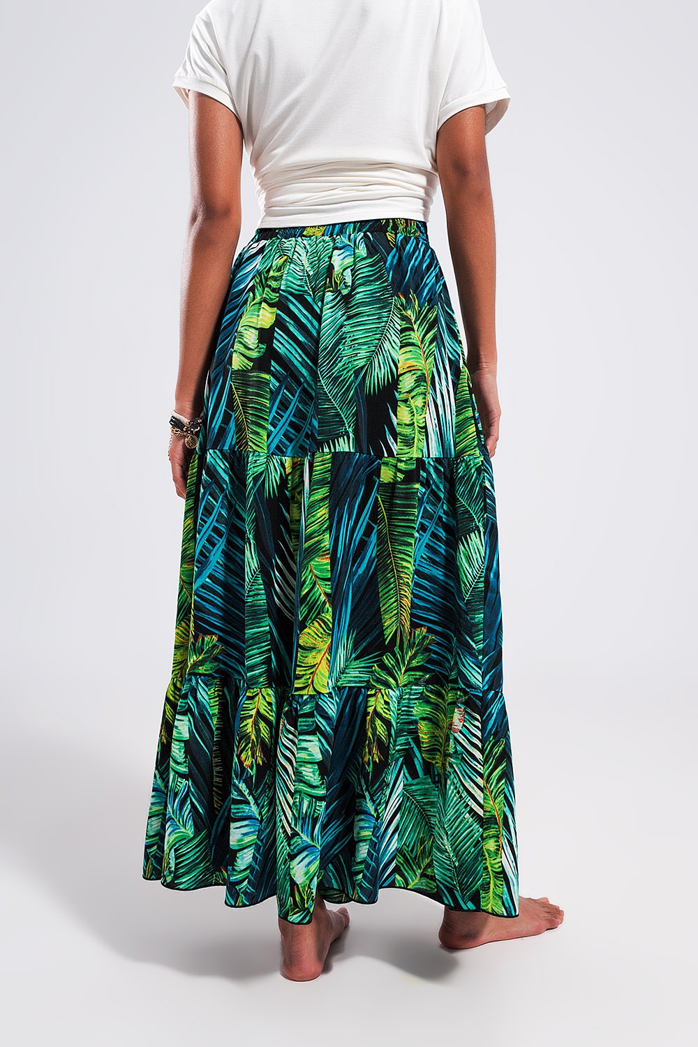Falda larga verde escalonada con estampado tropical Falda larga verde escalonada con estampado tropical