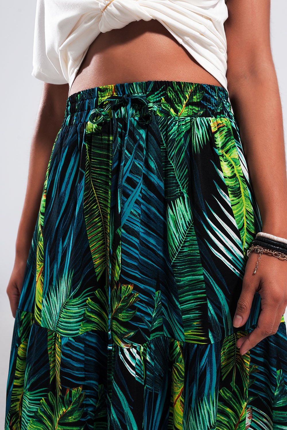 Falda larga verde escalonada con estampado tropical Falda larga verde escalonada con estampado tropical