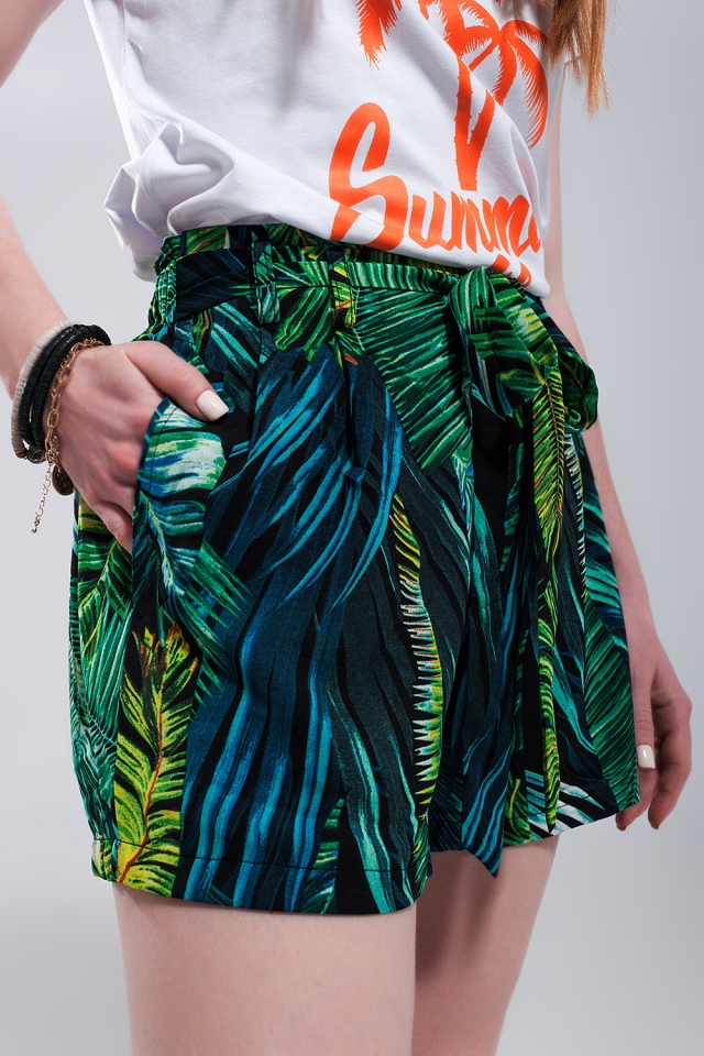 Shorts verdes con estampado tropical y cinturilla elástica