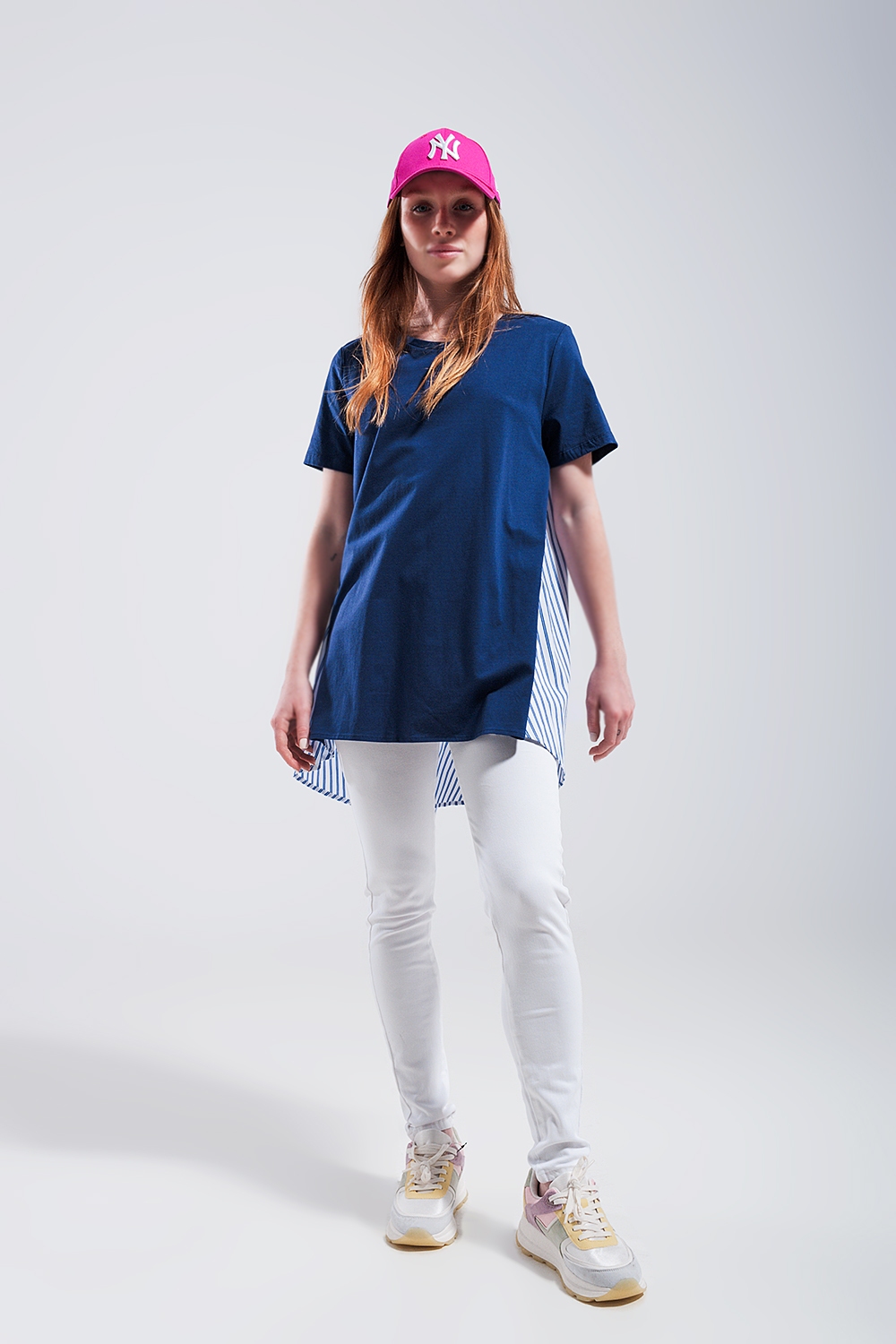 Camiseta azul con diseño dividido Camiseta azul con diseño dividido