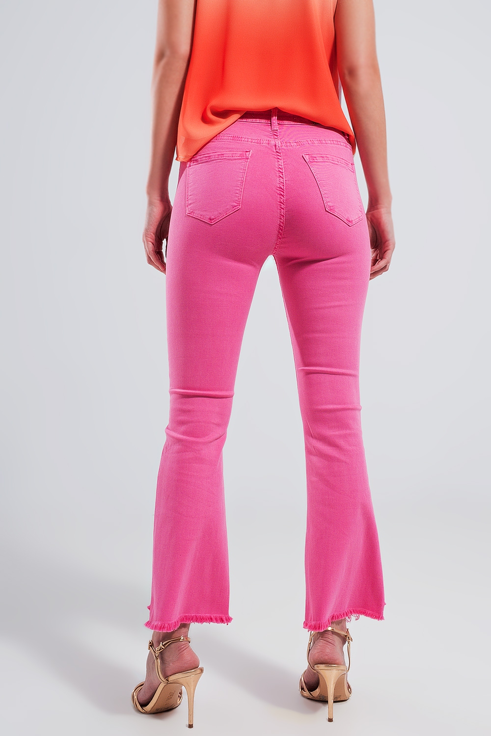 Pantalones rectos en fucsia con tobillos anchos