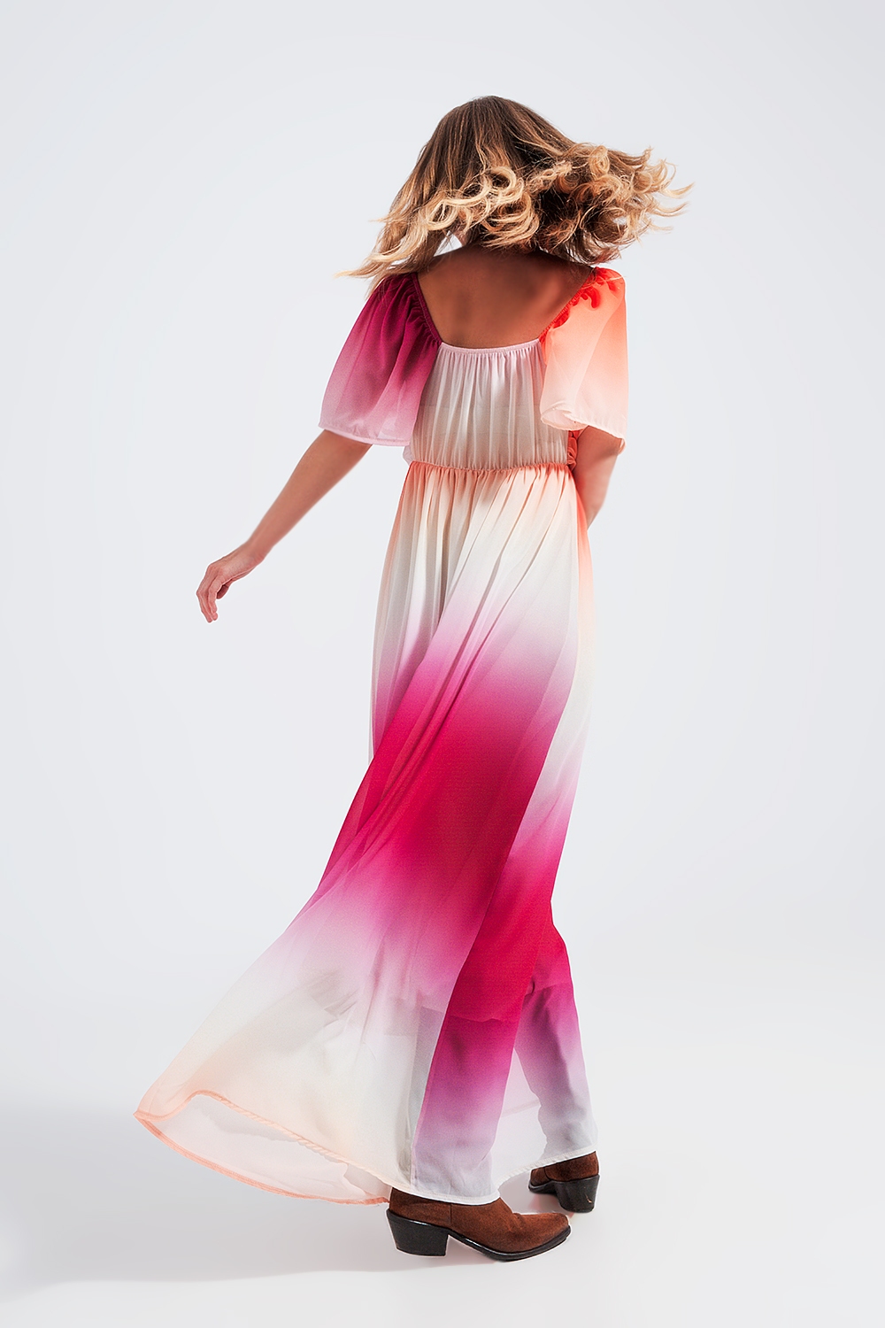 Vestido maxi con dise&ntilde;o degradado y escote coraz&oacute;n fucsia