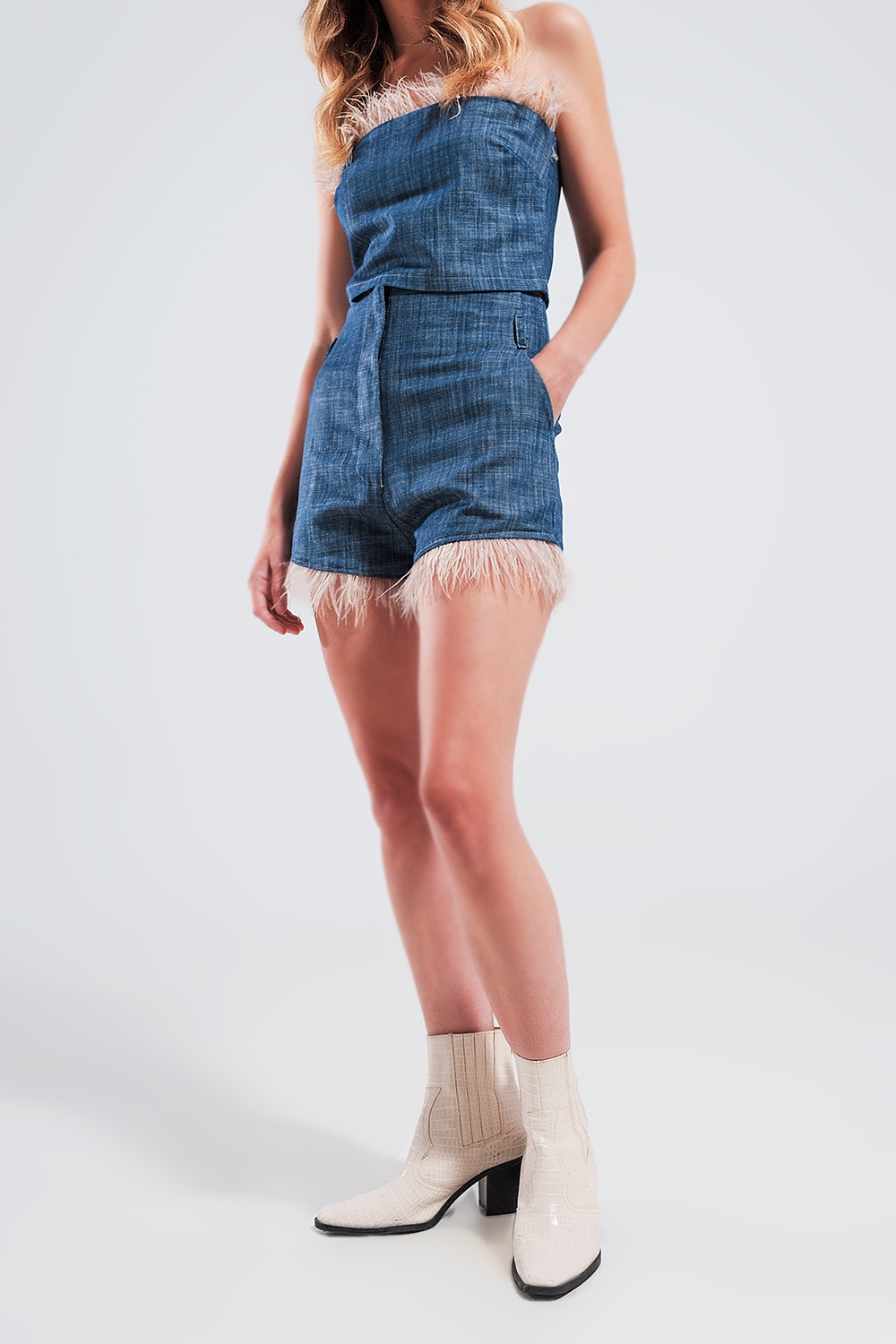 Pantalones cortos de traje color azul con plumas sint&eacute;ticas en el bajo