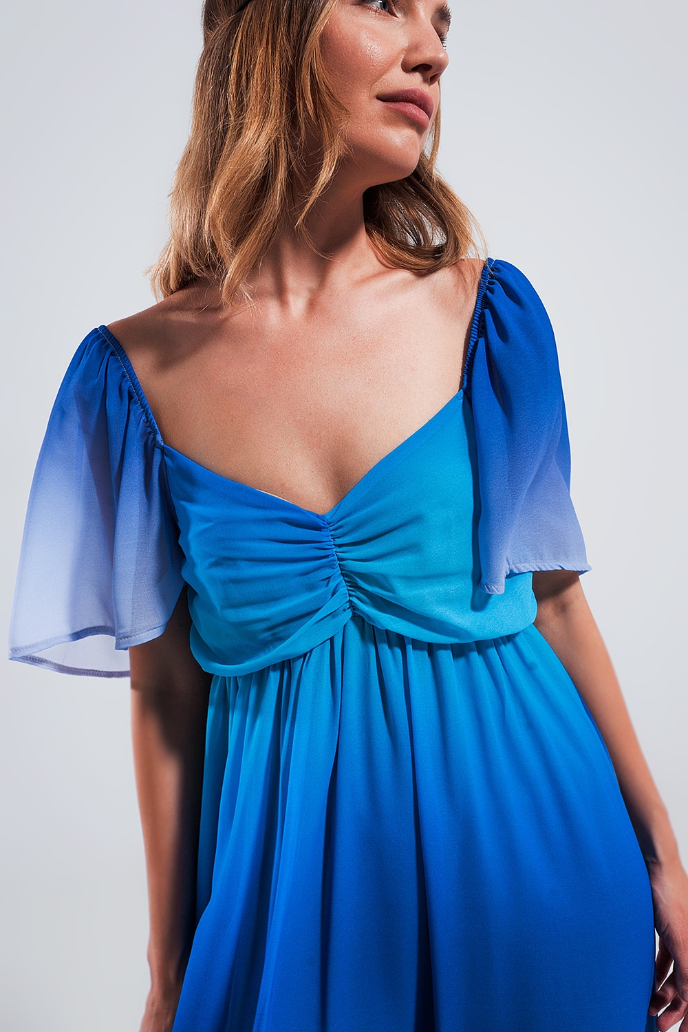 Vestido maxi con dise&ntilde;o degradado y escote coraz&oacute;n azul